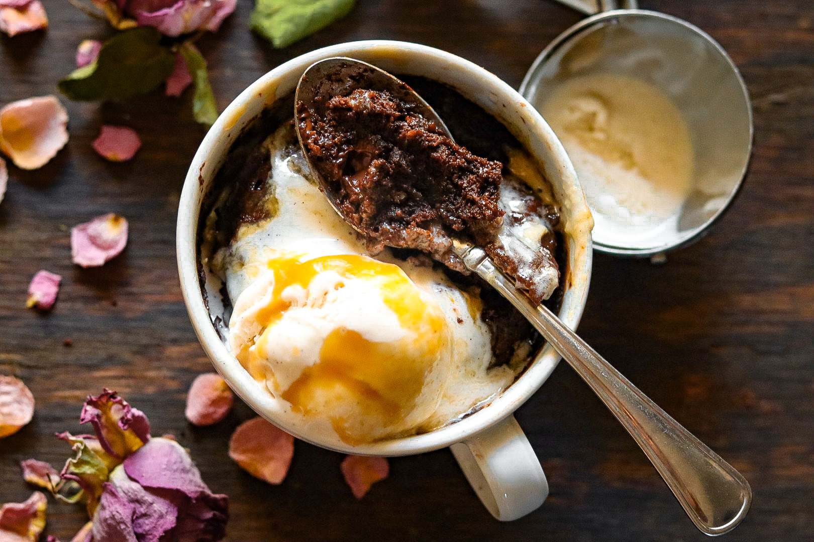 single lady's 5 minute molten caramel mug cake