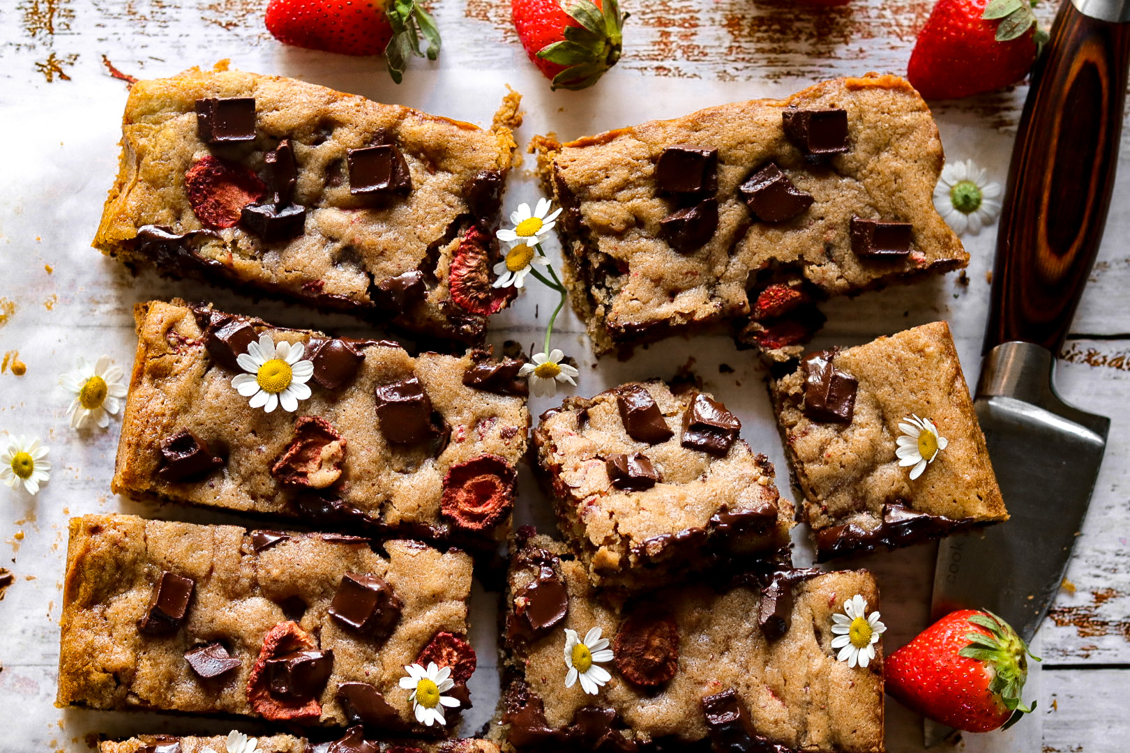 strawberry chocolate chunk cookie bars